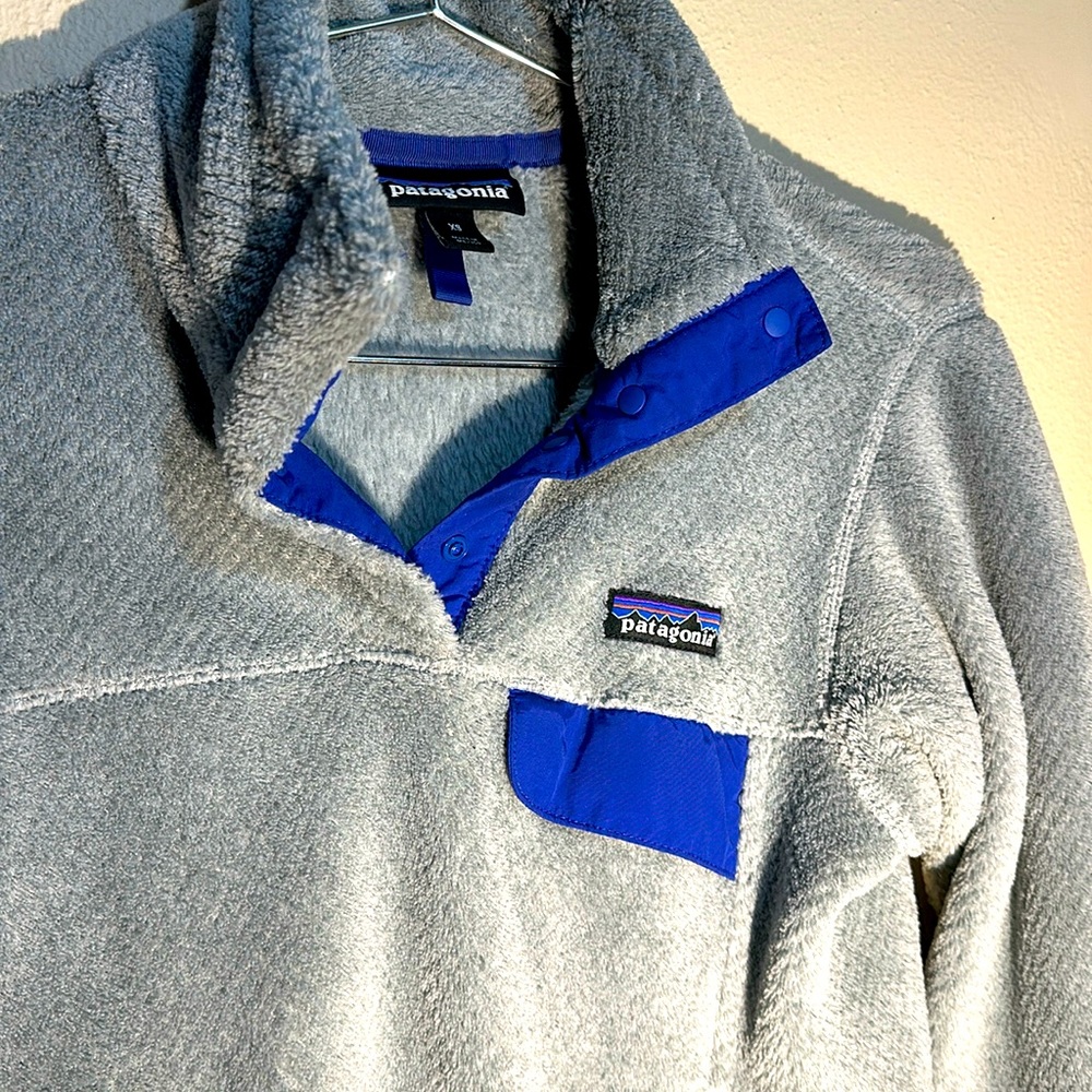 EUC Patagonia gray with vivid violet trim hand pouch pockets chest pocket sz XS